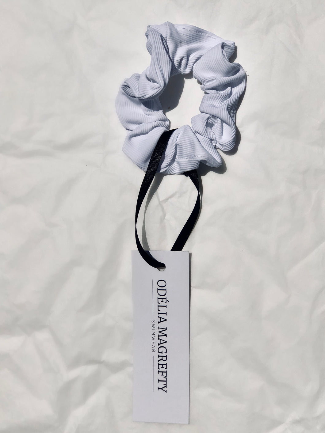 WHITE RIBBED HAIR SCRUNCHIE